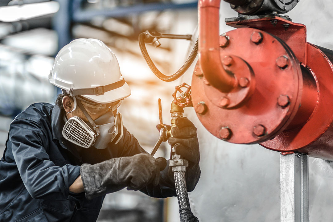 Maintenance Engineer And check the temperature of the large motor pump, the network in the cooling pipe.